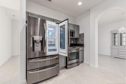 1131 Haleyberry Ave, Fort Pierce FL 34953-6832 exterior