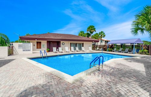 8020 Eastlake Dr, Boca Raton FL 33433-2114 exterior