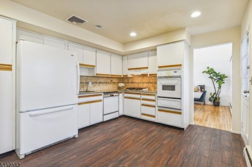 37 Conforti Ave, Town Center NJ  07052-2824 exterior