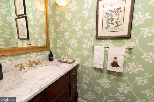 302 2nd St, Philadelphia PA 19148-1945 exterior