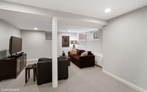 4425 Damen Ave, Chicago IL 60625-1701 exterior