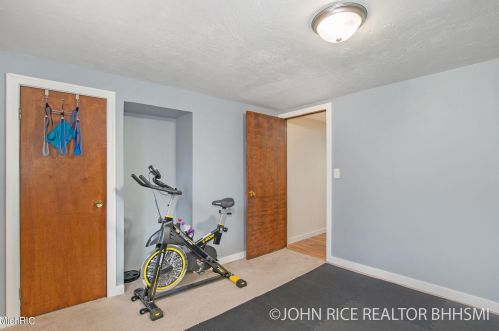 1004 Oakcrest St, Wyoming MI exterior