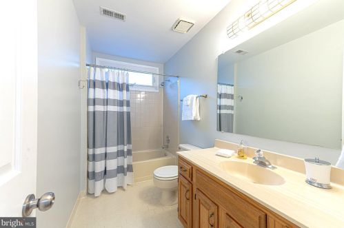 7712 Midday Ln, Alexandria VA 22306-2758 exterior