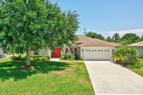 2885 Eagle Dr, Fort Pierce FL 34951-2374 exterior