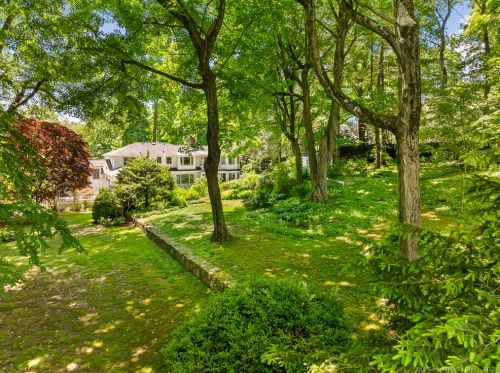 38 Pequot Trl, Westport CT 06880-2930 exterior