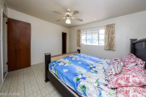 1232 Swan Rd, Tucson AZ 85718-6710 exterior