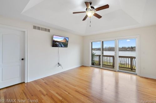 692 Appalachi St, Walled Lake MI  48390-1005 exterior