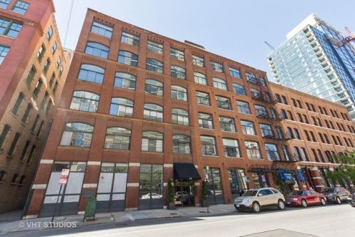 215 Illinois St, Chicago IL  60654-7814 exterior