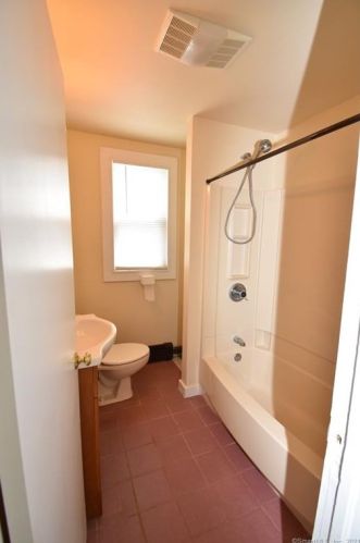 27 Thorniley St, New Britain CT 06051-1639 exterior