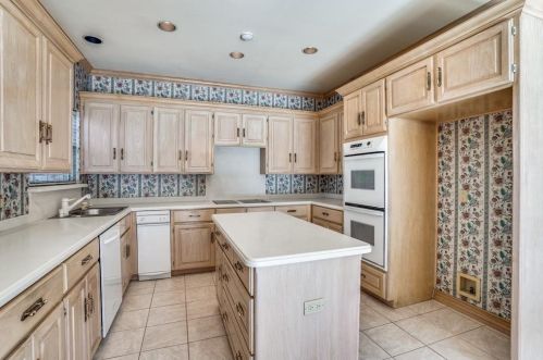 916 Mccoy Dr, Irving TX 75062-8003 exterior