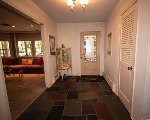 4 Ryder Ct, Huntington Station NY 11746-6142 exterior