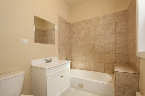 6040 Eberhart Ave, Chicago IL 60637-2404 exterior