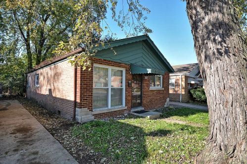 9560 Yates Blvd, Chicago, IL 60617-4919