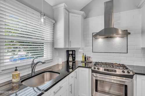 35 Arno St, Oakhurst NJ 07755-1002 exterior