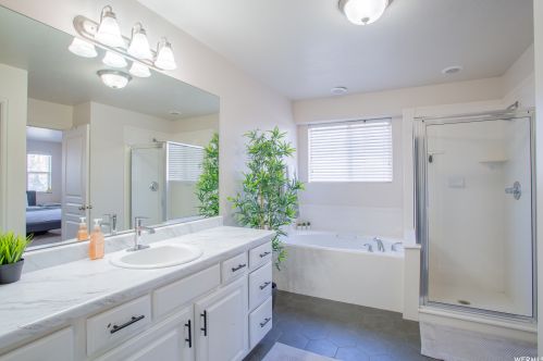 1314 Stone Mdw Dr, Taylorsville UT 84088-4007 exterior