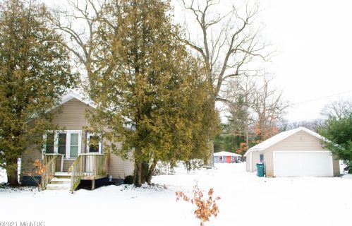 265 River Rd, Meskegon, MI 49445-1003