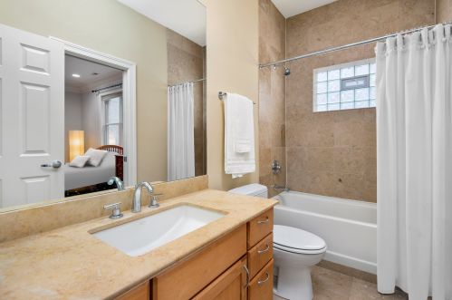 1523 School St, Chicago IL 60657-2121 exterior