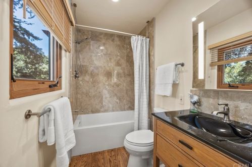 1028 Crestview Dr, Fullerton CA 92833-2203 exterior