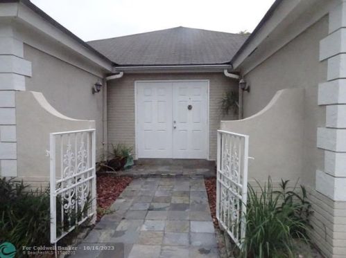 96 Del Rio Blvd, Boca Raton FL  33432-4734 exterior