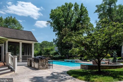 6421 Divine St, Mc Lean VA 22101-4702 exterior