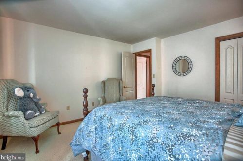 409 Dart Dr, Hanover PA 17331-1327 exterior