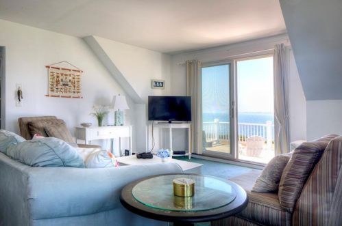 333 Tuckerman Ave, Middletown RI 02842-6049 exterior