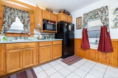 3 St, Windsor Locks CT 06096-1357 exterior