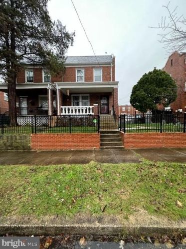 1233 Savannah Pl, Washington DC  20032-4546 exterior