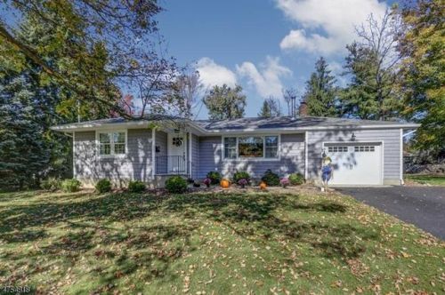 9 Pine Cone Ln, Sparta, NJ 07871-2303