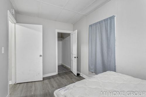 820 1 St, Grand Rapids MI 49504-5575 exterior