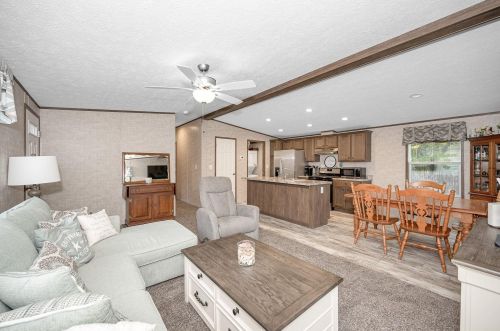 41 B St, Seabrook NH 03874-6228 exterior