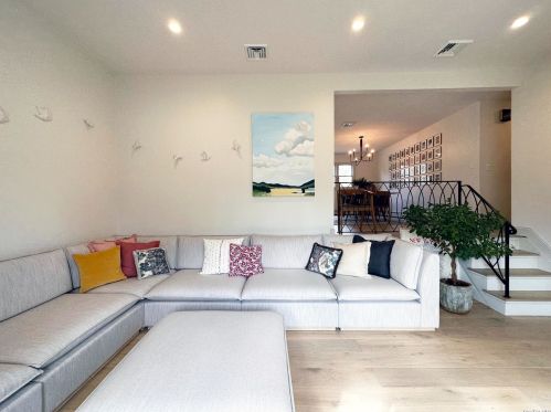 4 Cutchogue Ln, Commack NY  11725-4207 exterior