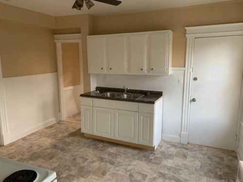 40 Clinton St, Manchester CT 06040-5451 exterior