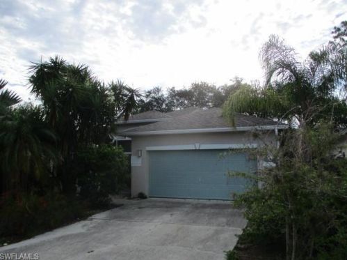204 Stanhope Cir, Naples, FL 34104-0809