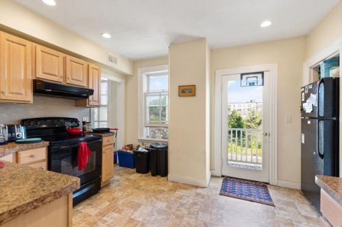 8 Gifford Ct, Salem MA 01970-2211 exterior