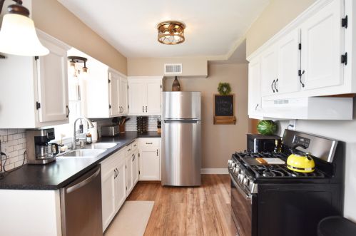 11823 Bobolink Ave, Milwaukee, WI 53225-2216