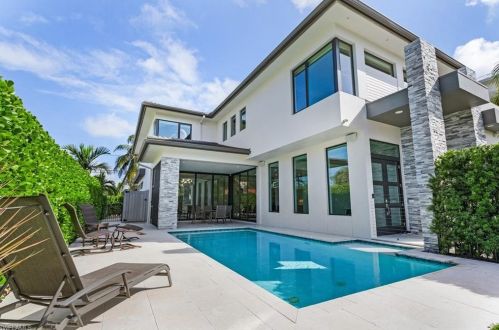 601 91st Ave, Naples, FL 34108-2422