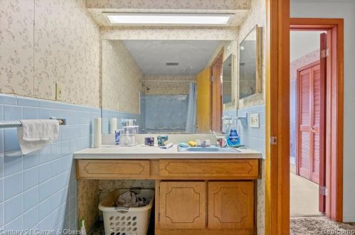 5975 Hubbell St, Dearborn Heights MI 48127-2445 exterior