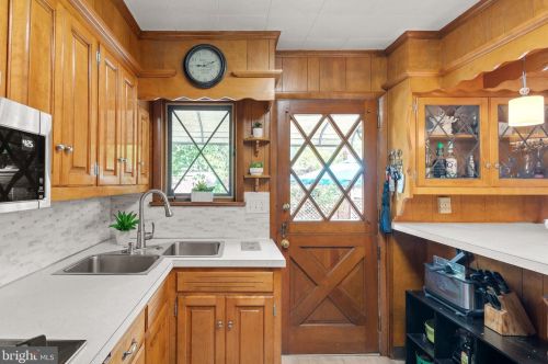 744 New Holland Ave, Lancaster PA 17602-2136 exterior