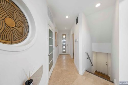 10 Shore Rd, Edgewater, NJ 07020-1520