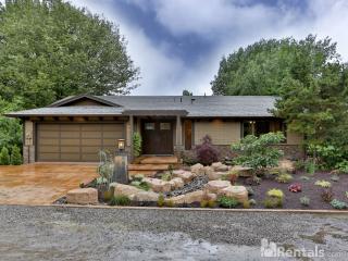 319 63rd Ave, Portland OR  97215-1319 exterior