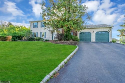 83 Karnell Dr, Piscataway, NJ 08854-5749