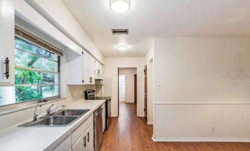 528 Crestover Dr, Tampa FL 33617-3852 exterior