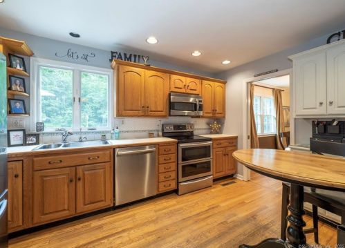 76 Ruscoe Rd, Wilton CT 06897-1425 exterior