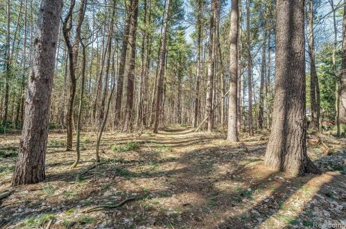 4082 Pinestead Dr, Walled Lake MI 48390-1344 exterior