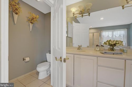 5 Cobblestone Ct, Columbus NJ 08022-1969 exterior