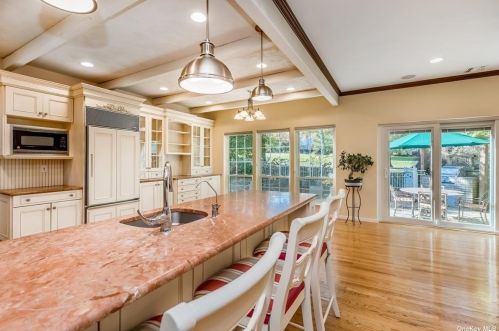 206 Windwatch Dr, Hauppauge NY 11788-3349 exterior