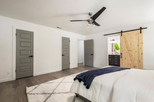 8902 Balcones Clb Dr, Austin TX 78750-3008 exterior