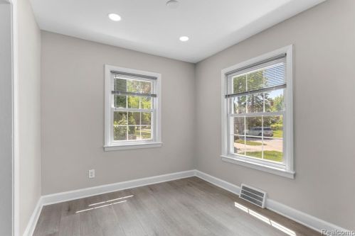 6754 Dolphin St, Dearborn Heights MI  48127-2539 exterior