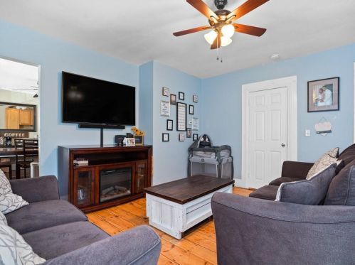 4 Lewis St, Woonsocket RI 02895-1905 exterior